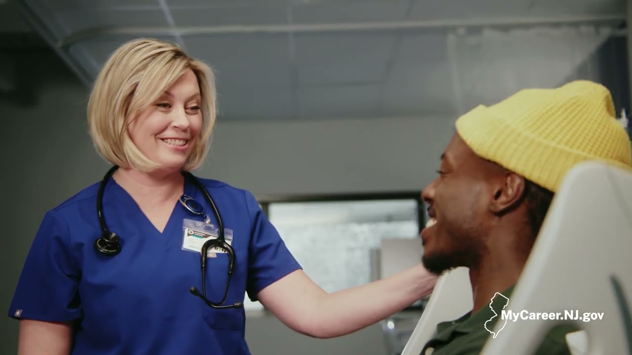 Fotograma del comercial de televisión de MyCareer.NJ.gov: una profesional de salud y un paciente